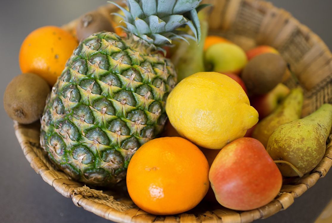 Obstkorb mit Ananas und Zitrusfrüchten