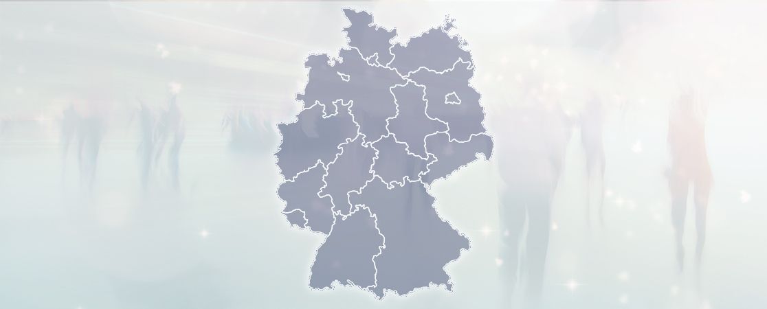 Symbildbild: Deutschlandkarte, im Hintergrund verschwommen Personen