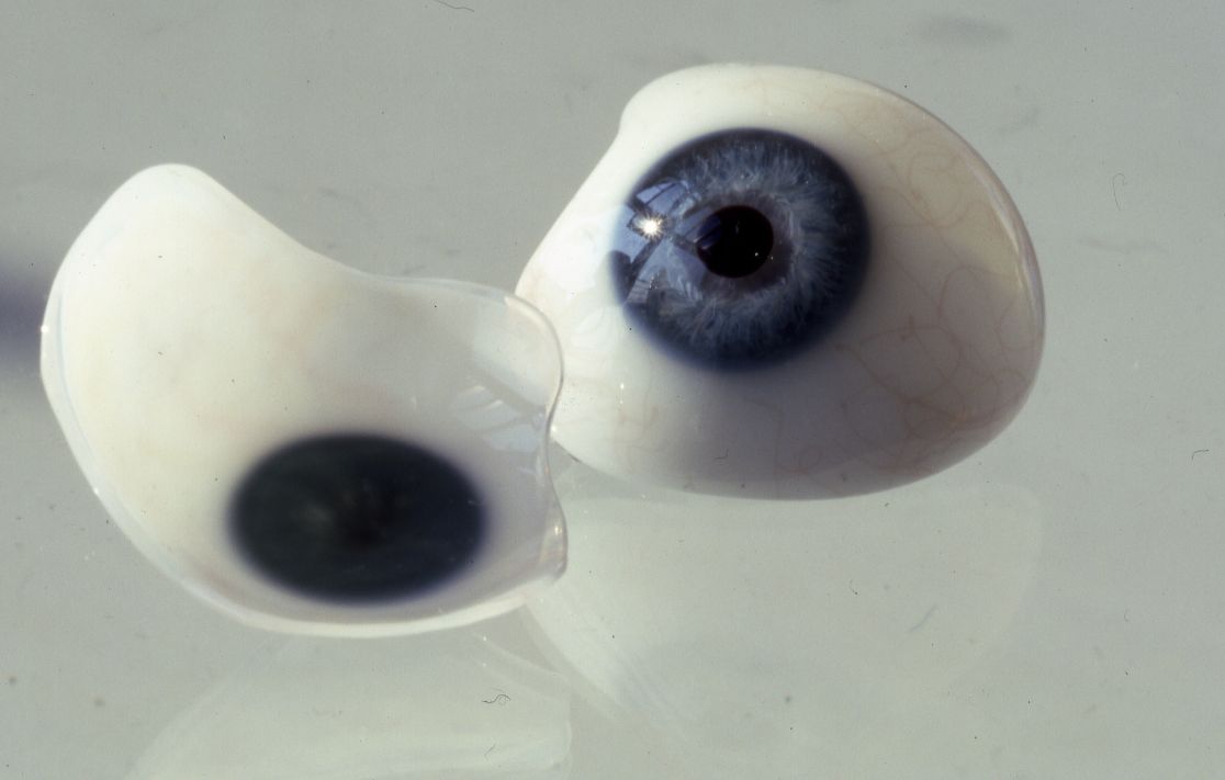 Abbildung zweier Augenprothesen