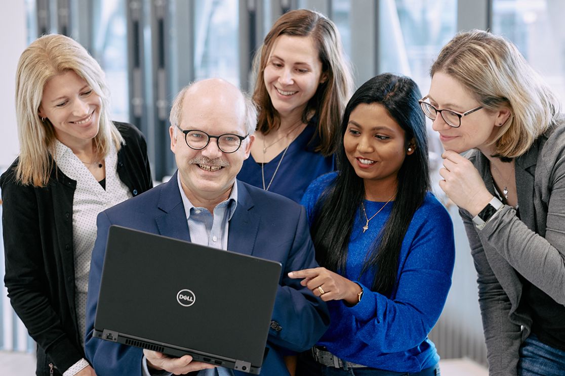 Gruppenbild mit Laptop
