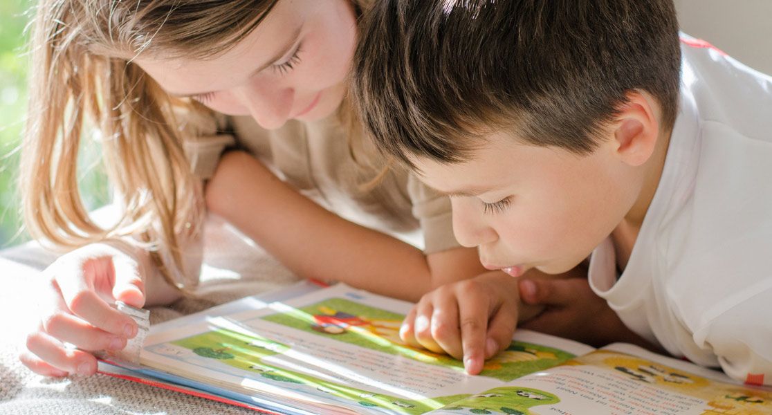 Zwei Kinder lesen