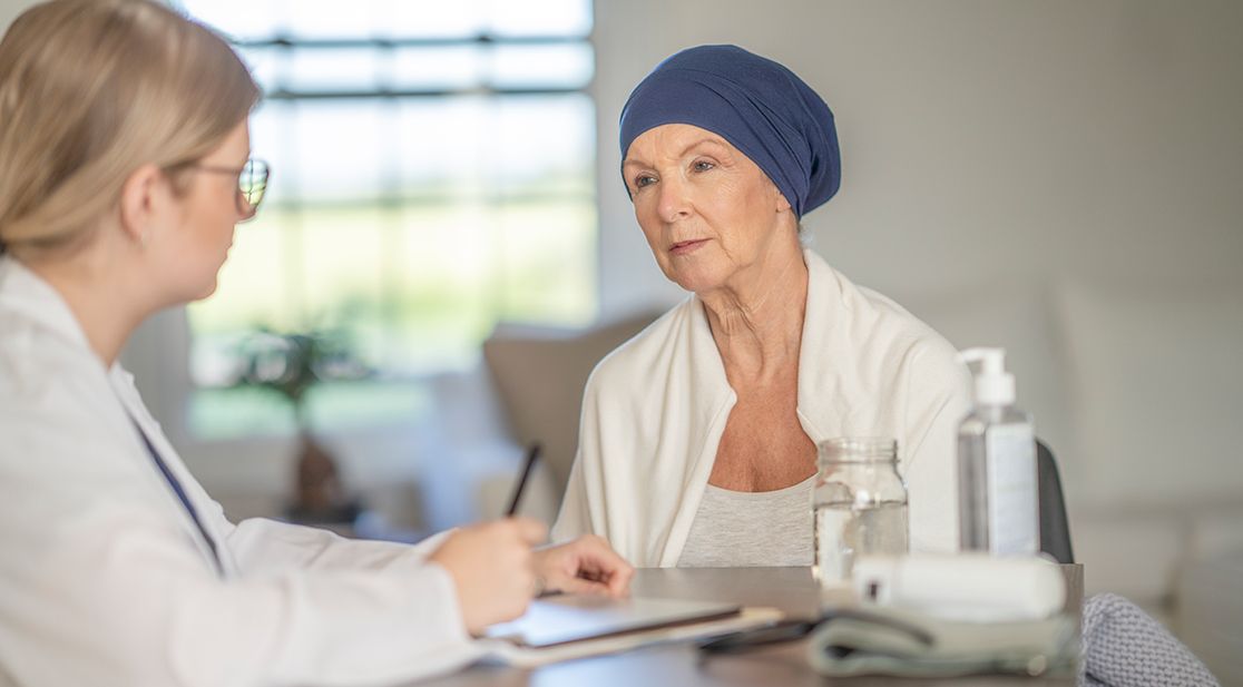 Schmuckbild: Ärztin berät Krebspatientin zu Hautpflege