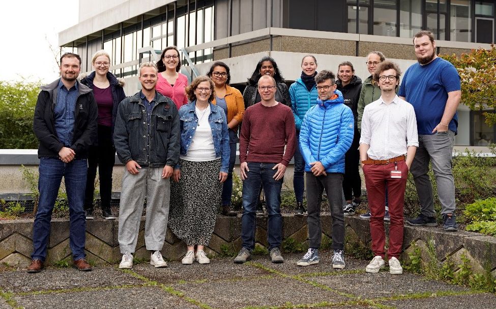 Gruppenfoto vor grauem Betongebäude