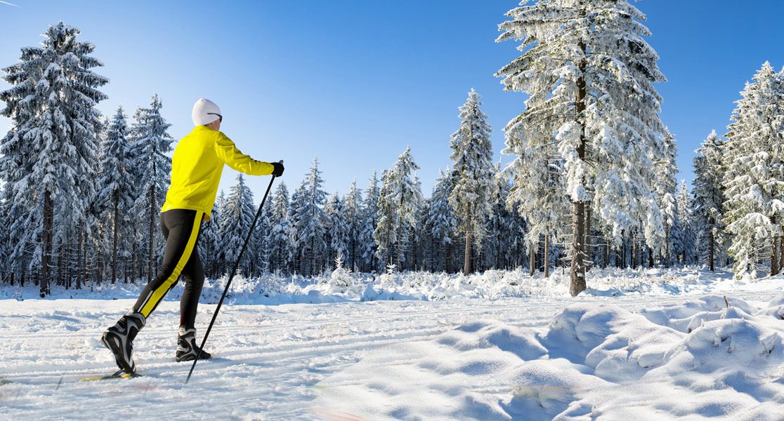 Langlauf in Schnee bedeckter Landschaft