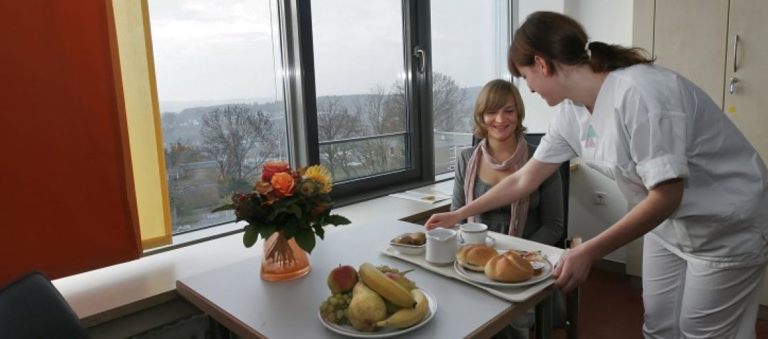 Essen wird im Stationszimmer serviert