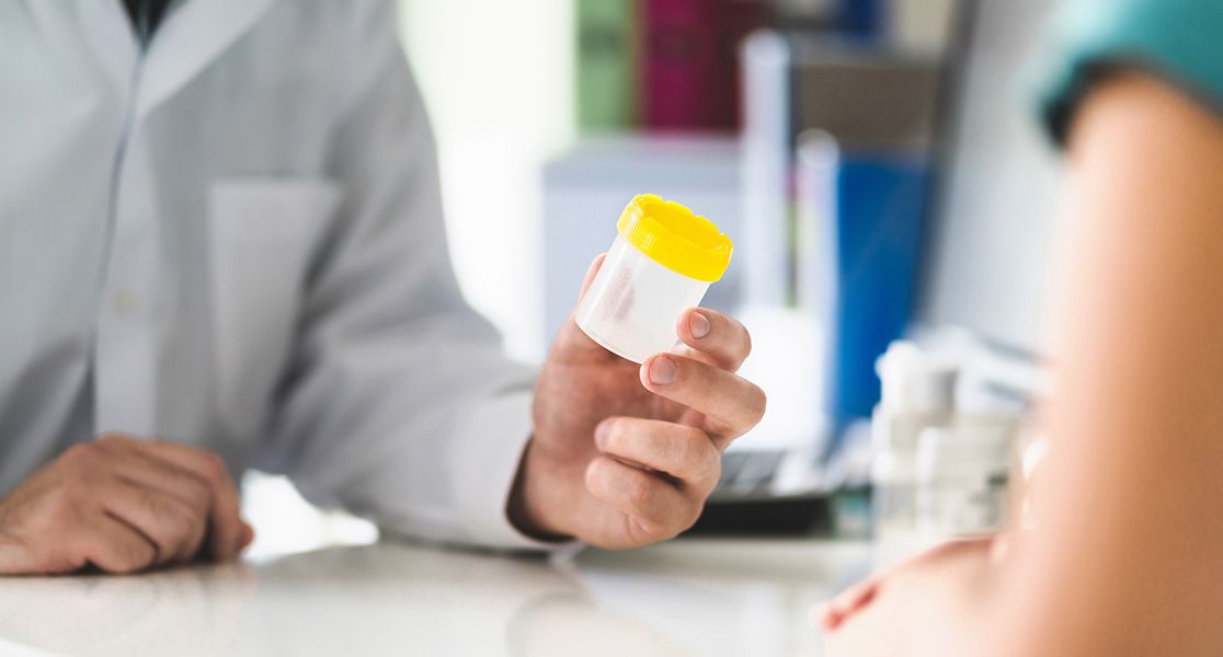 Hand hält eine kleine Plastikdose
