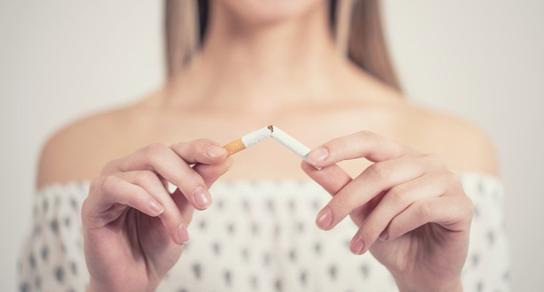 Zigarette wird in der Mitte durchgebrochen