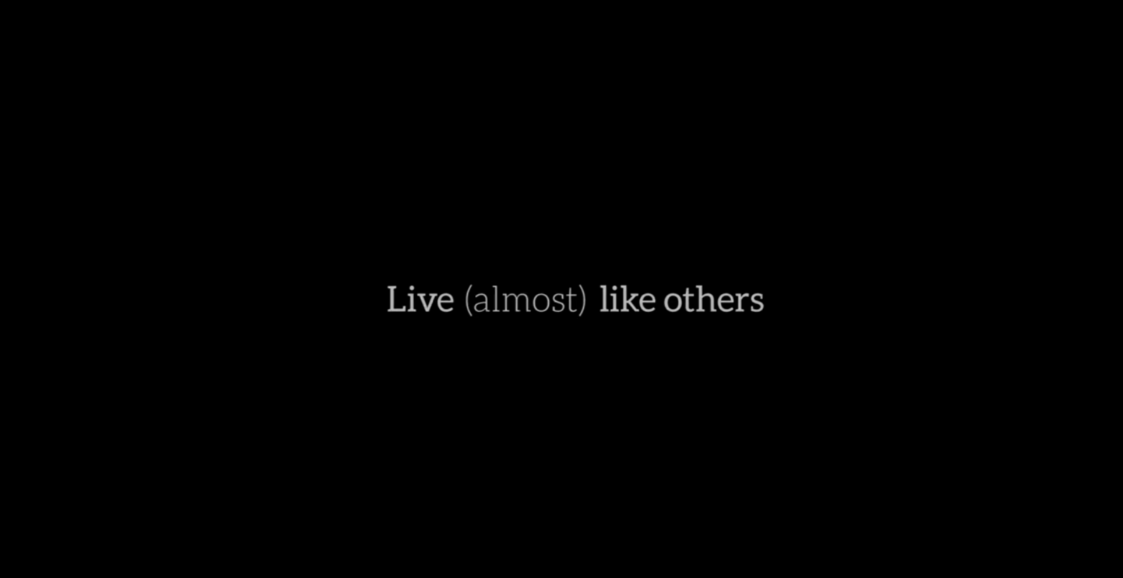 Startbild Video mit Titel Live (almost) like others in weißer Schrift auf schwarzem Hintergrund