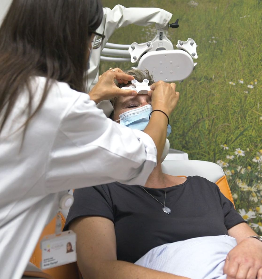 Startbild Video: Patientin bei der TMS-Behandlung