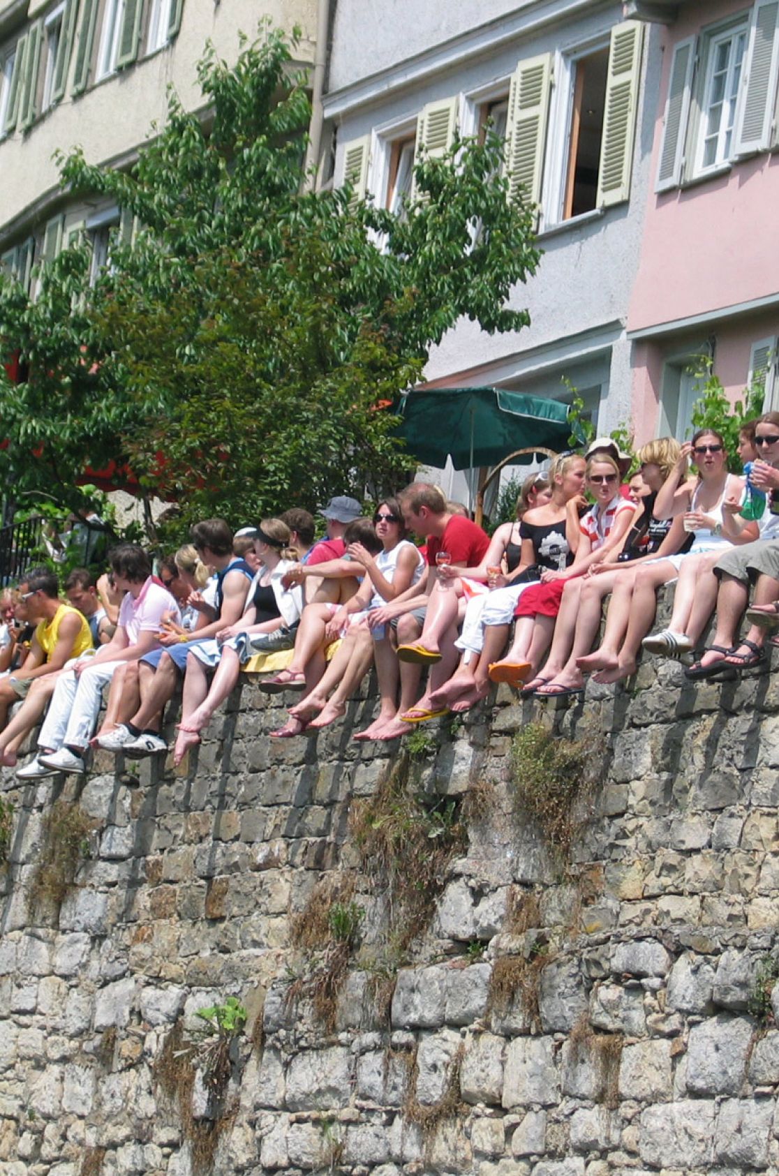 Studenten auf der Neckarmauer