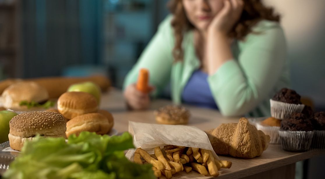 Junge Frau vor Burgermenü