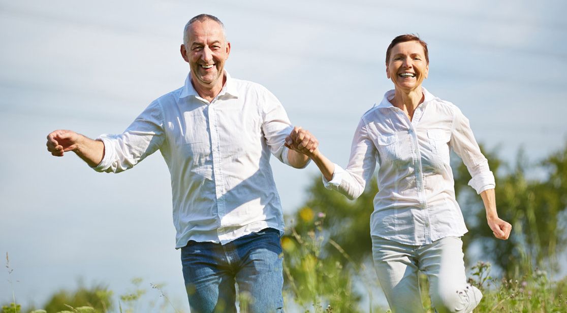 Mann und Frau rennen Hand in Hand