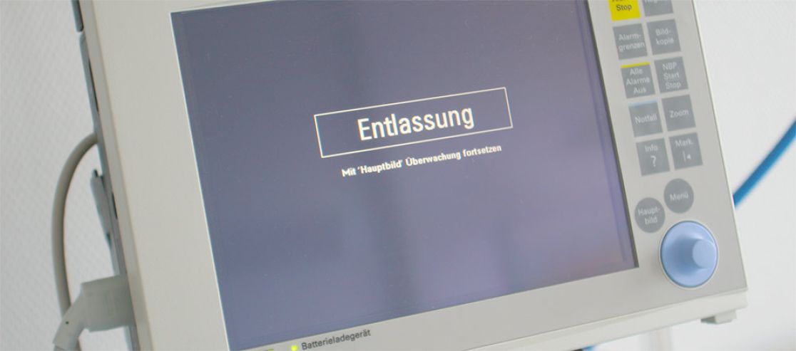 Das Wort Entlassung auf einem Monitor