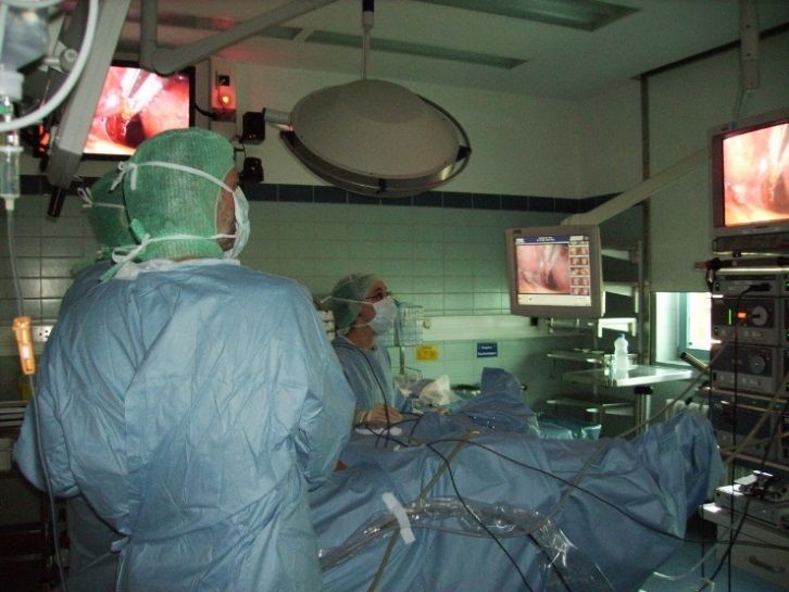 Zwei Ärzte im Operationssaal der Frauenklinik