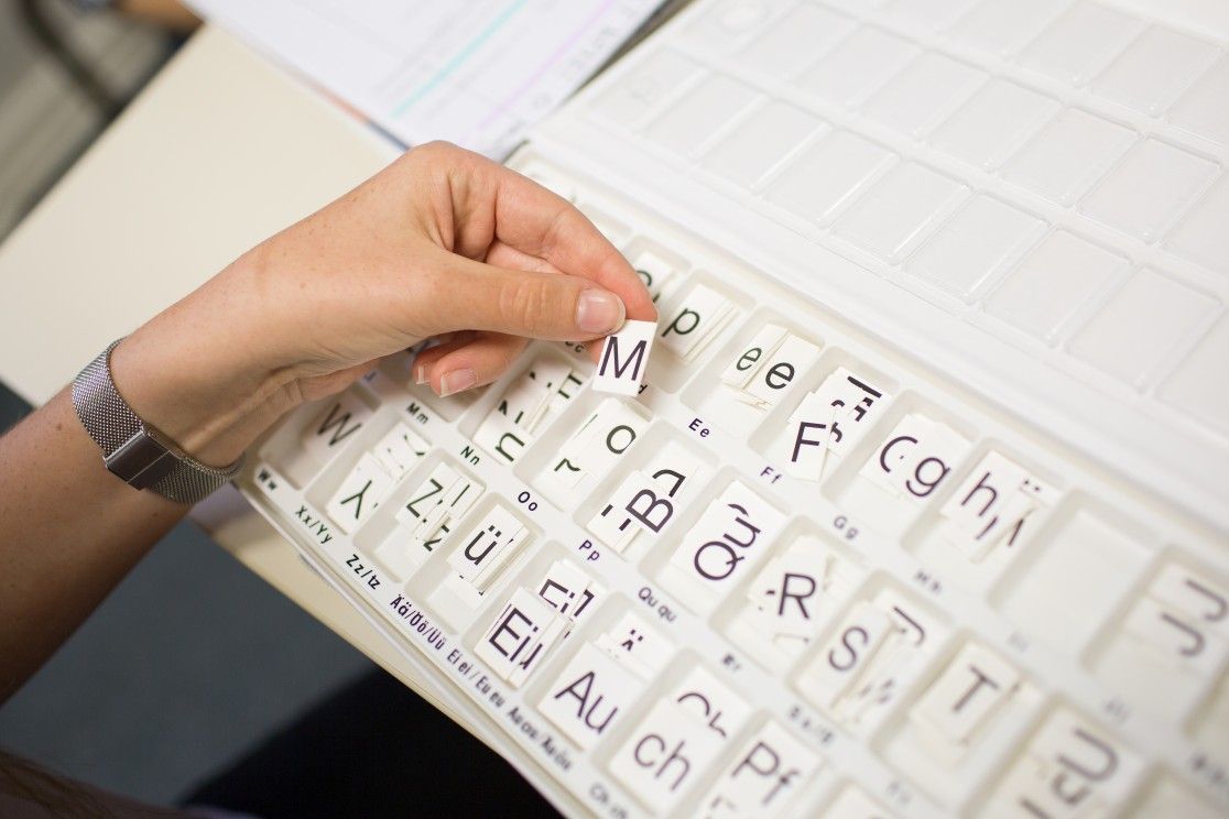 Kasten mit Buchstabenkärtchen