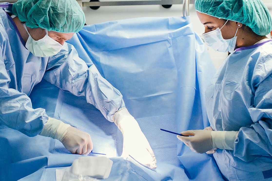 Zwei Ärzte am Operationstisch während der Implantation des Geräts