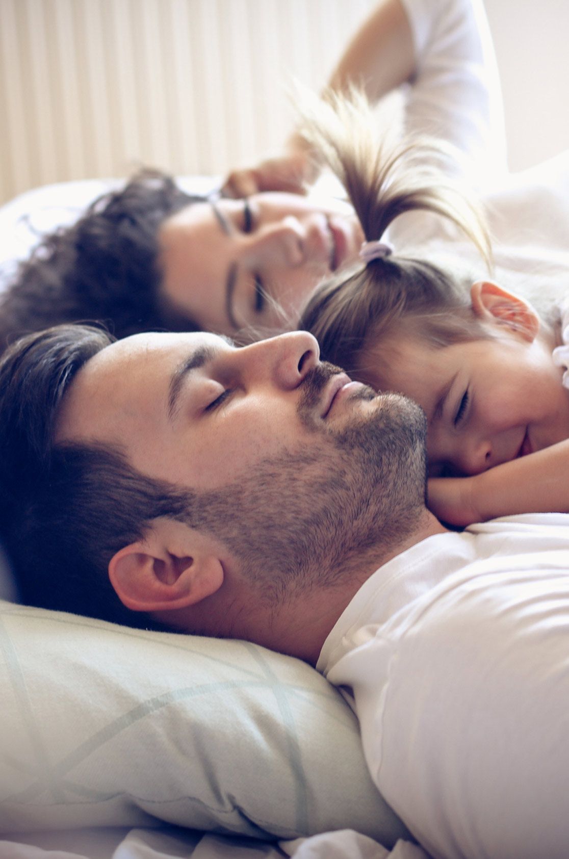 Familie im Bett
