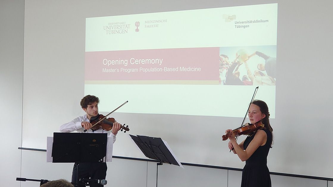 Violinist in front of the screen
