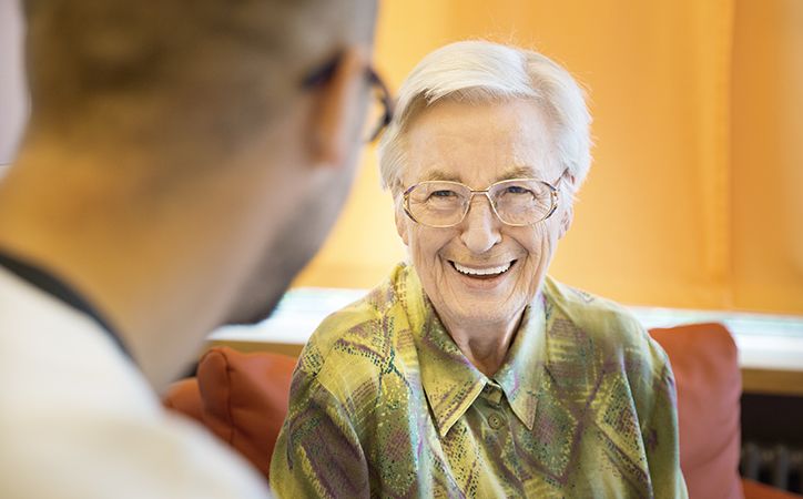 Lächelnde ältere Patientin im Beratungsgespräch