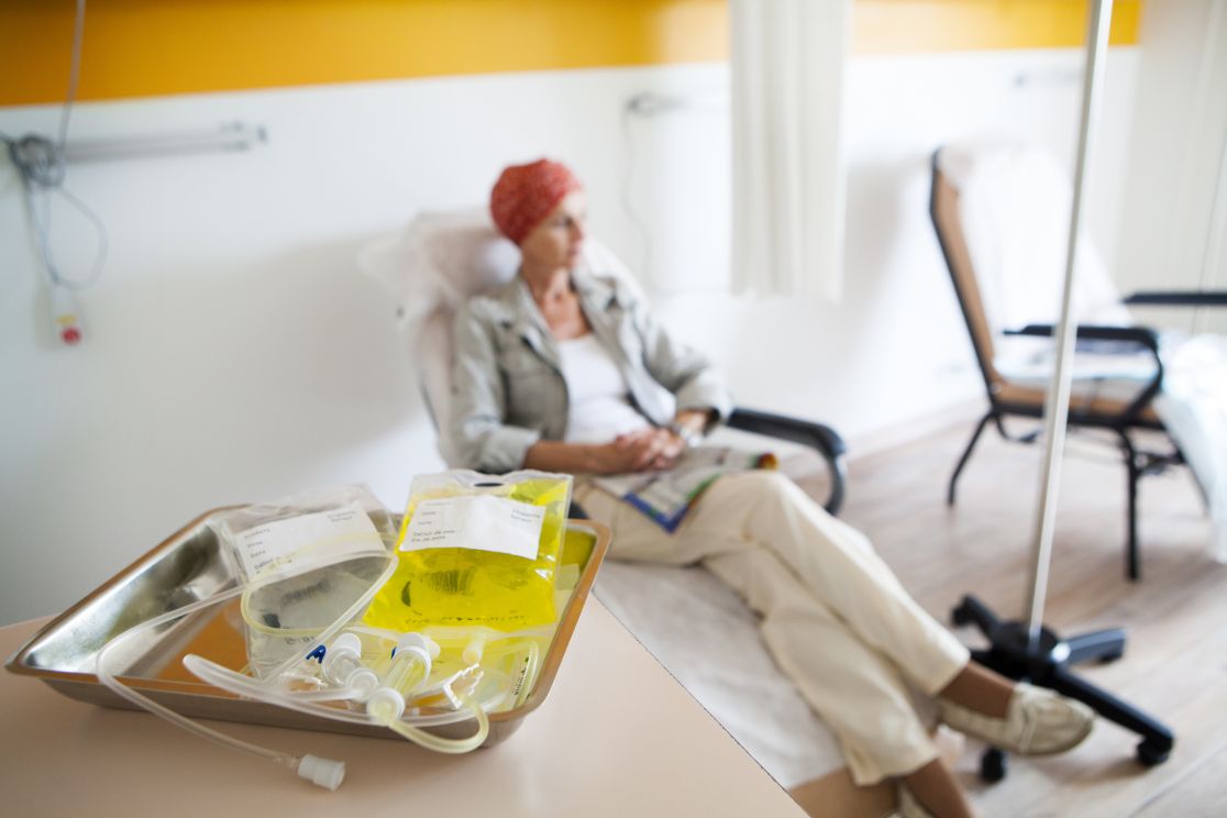 Frau bekommt ambulante Chemotheraphie