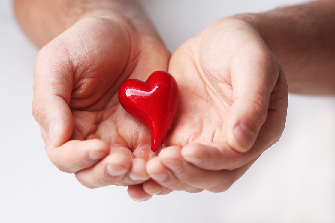 Symbolbild: Rotes Herz in Händen