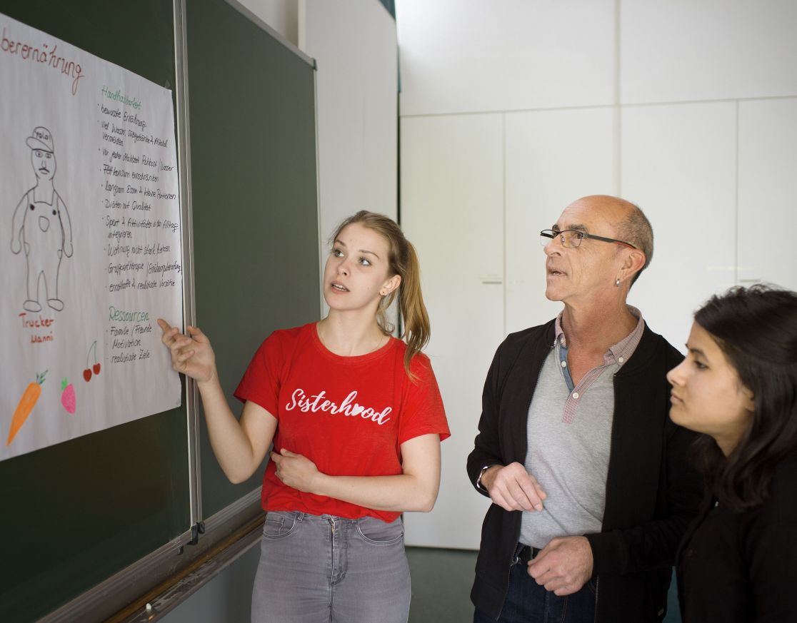 Unterricht an der Pflegeschule, Plakat an einer Tafel