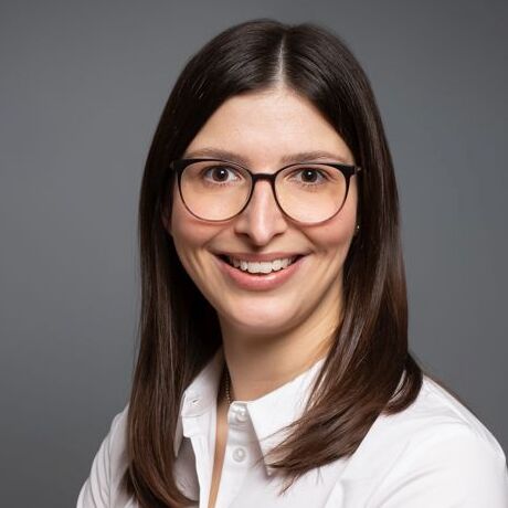 Frau Isabella Hölzle