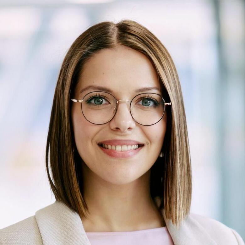 Frau Katharina Knaub