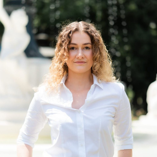 Frau Annika Baltes